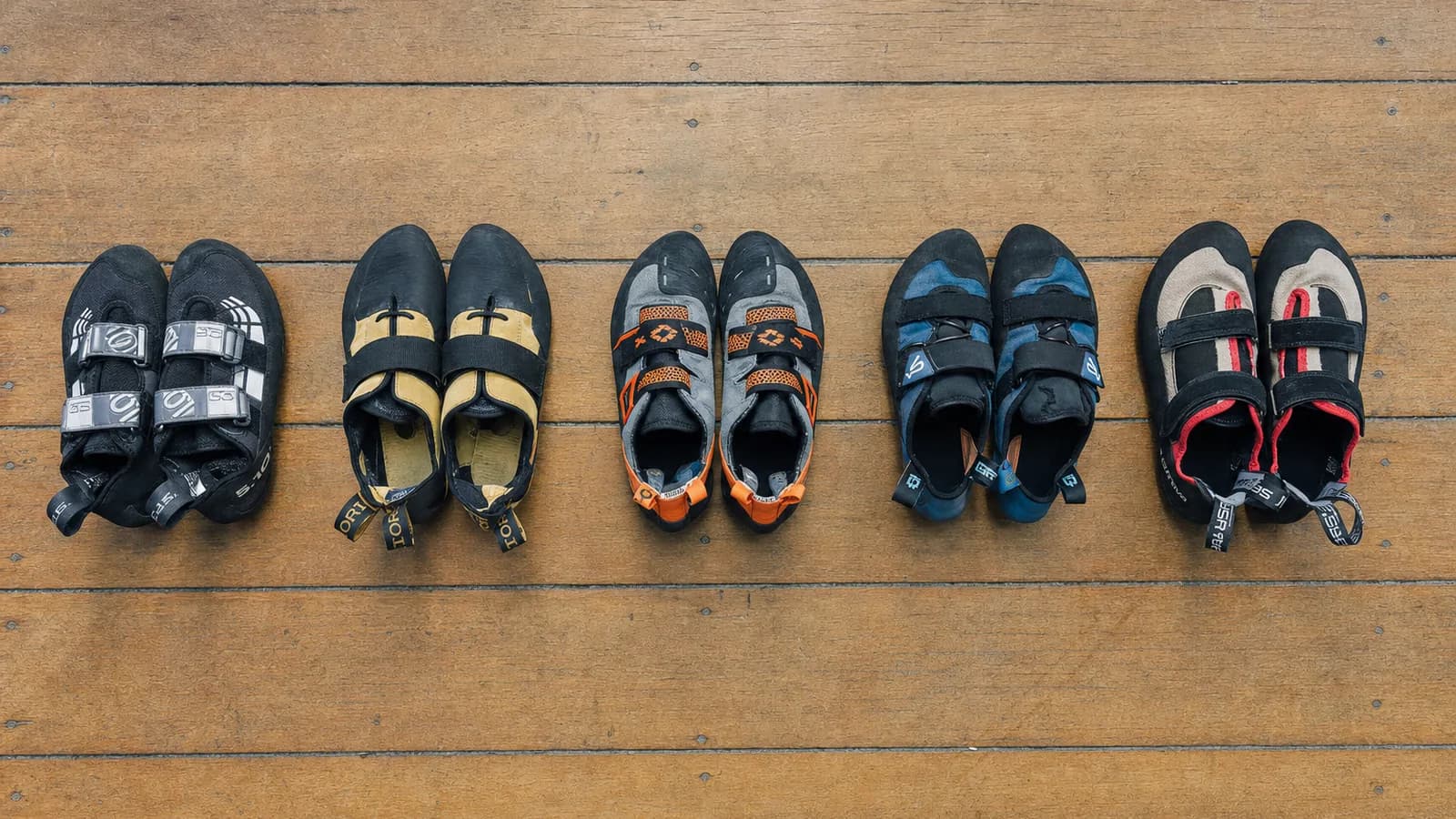 Paire de chaussons d'escalade La Sportiva posée au pied d'une voie de calcaire
